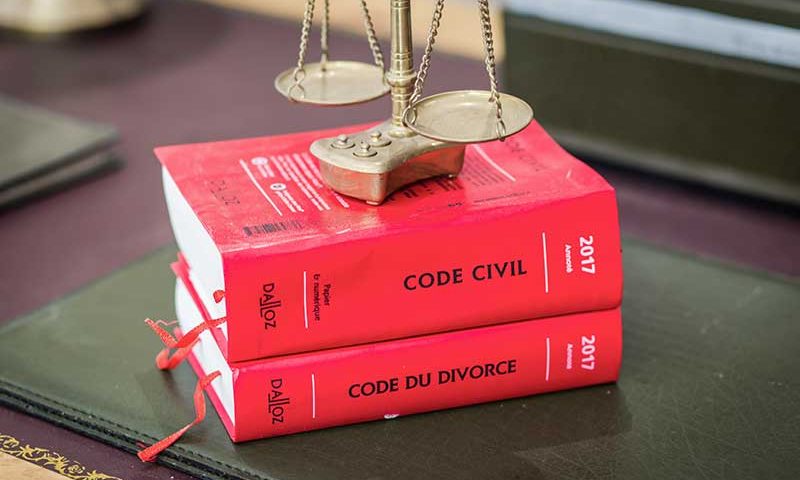Le code civil et le code du divorce avec une balance par-dessus
