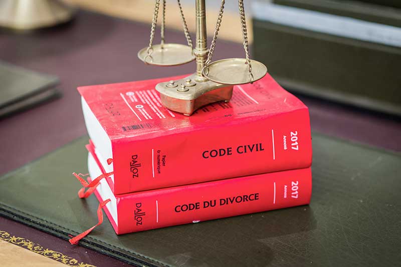 Le code civil et le code du divorce avec une balance par-dessus