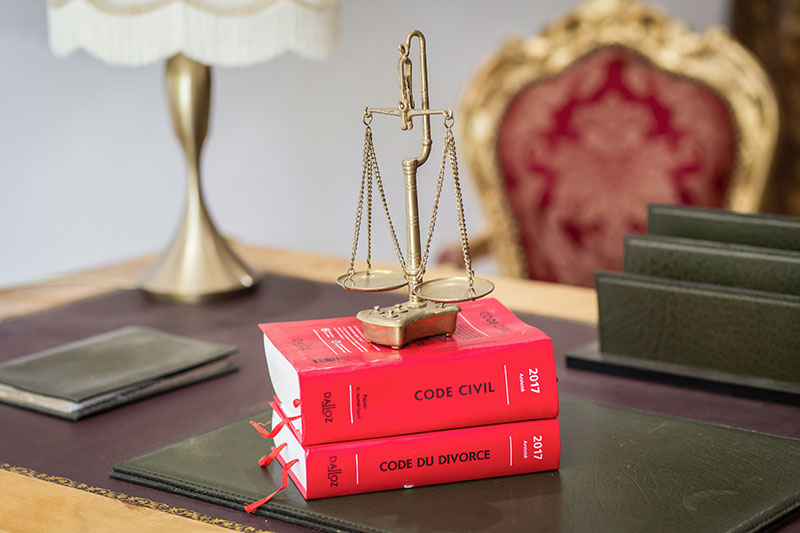 Livres du code civil et du code du divorce avec presse-papier balance