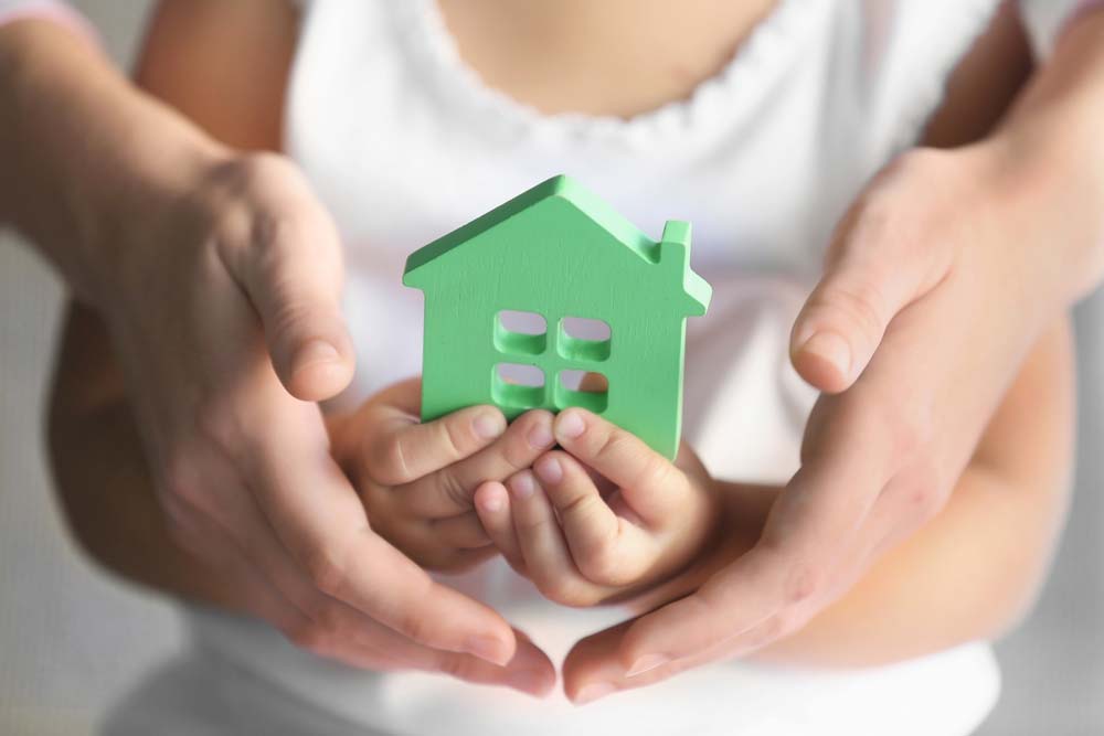 jouet maison dans les mains d'un enfant