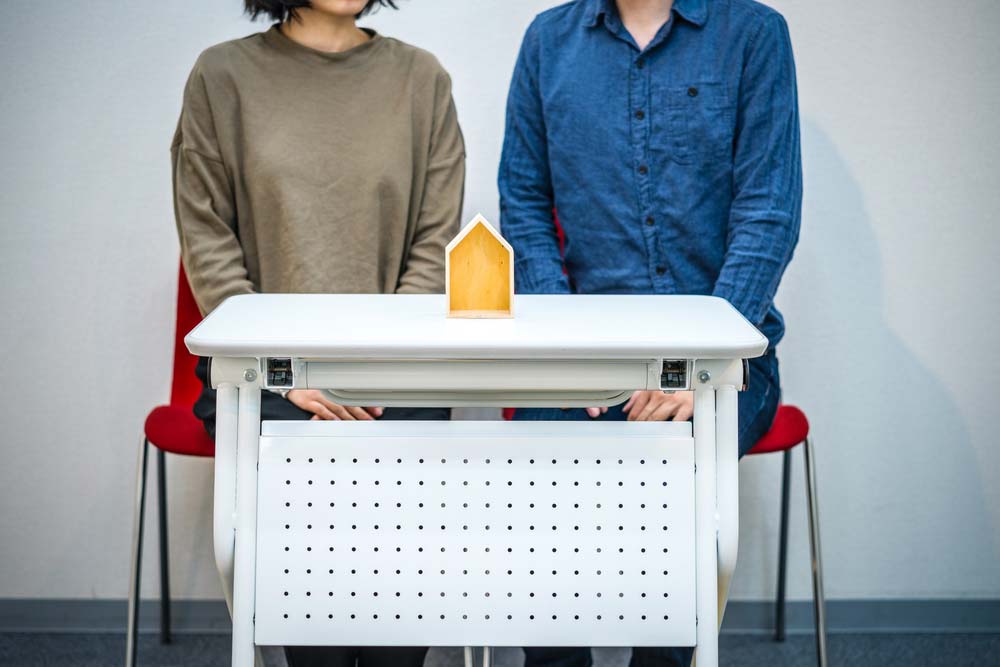 couple derrière table