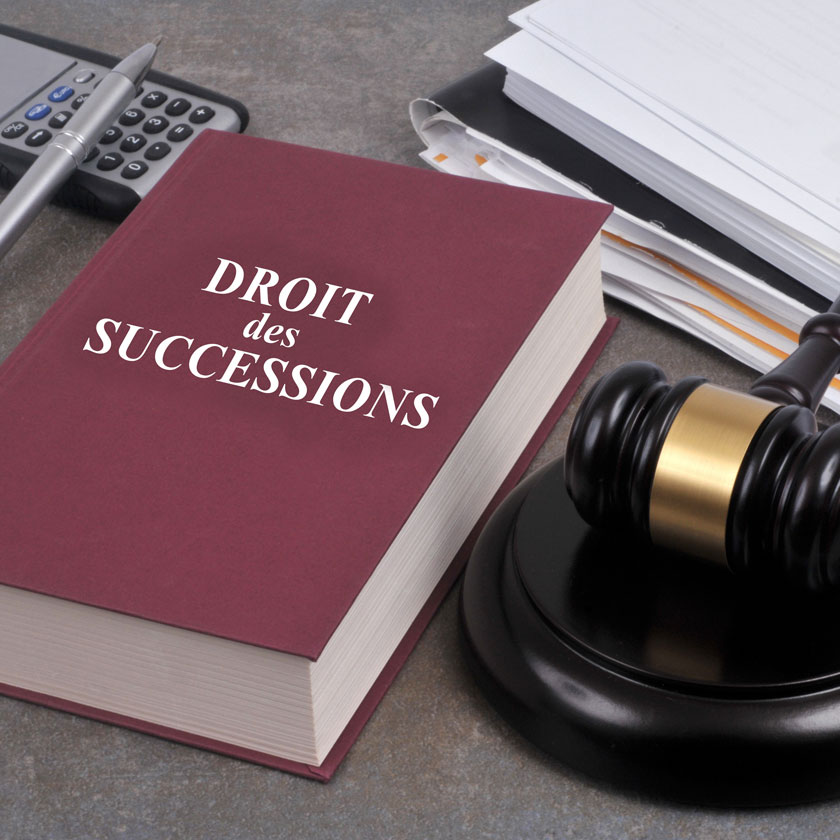 Bureau avec un livre nommé droit des successions