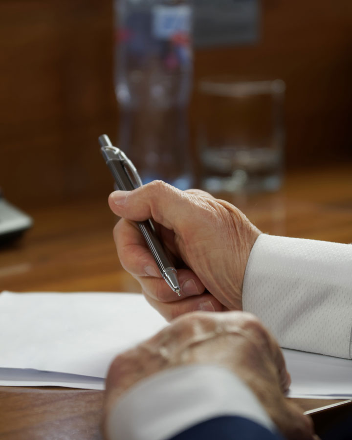 Avocat qui rédige un document